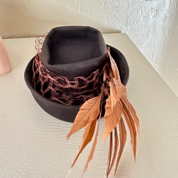 SENSATIONAL 1940s\' BROWN FELT TILT HAT WITH RUST FEATHER SPRAY AND HEAVY VEIL main image 11